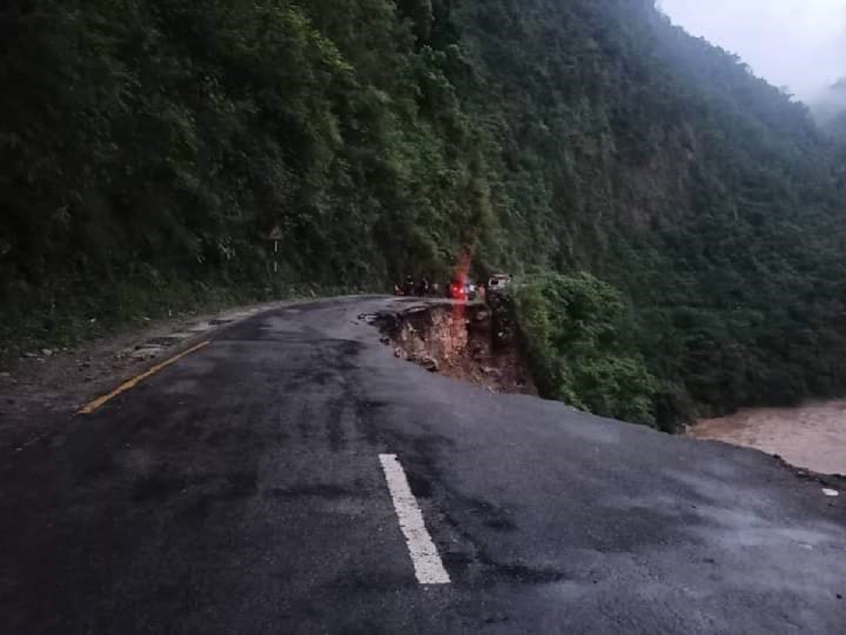 सडकमा ट्रक पल्टिदा राजमार्ग अवरुद्ध